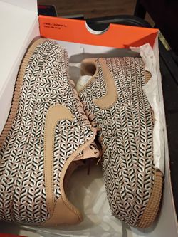 NIKE.    WMNS.  " AIR FORCE 1 LX " DESIGNER SNEAKERS SIZE 9   HEMP/ HEMP. WHITE 