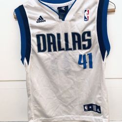 Dirk Nowitzki BOYS Size Medium 10/12 Jersey