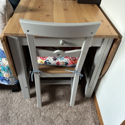 Expandable Dining Or Craft Table, Folded is 27” x 31”. Both sides up is 80”. One or both sides can be up. Seats 2 or up to 8 Excellent condition 