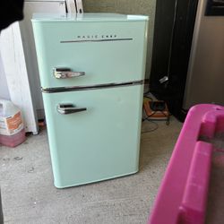 Magic Chef Mini Fridge Refrigerator 