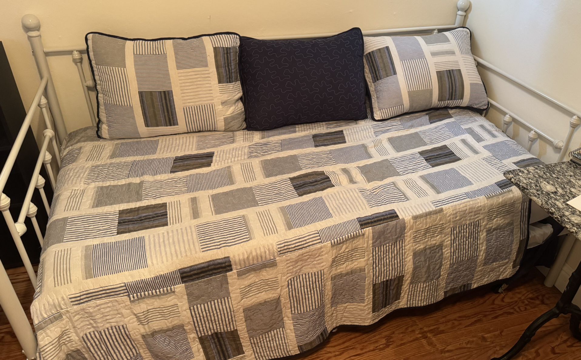 Trundle Bed With Linen