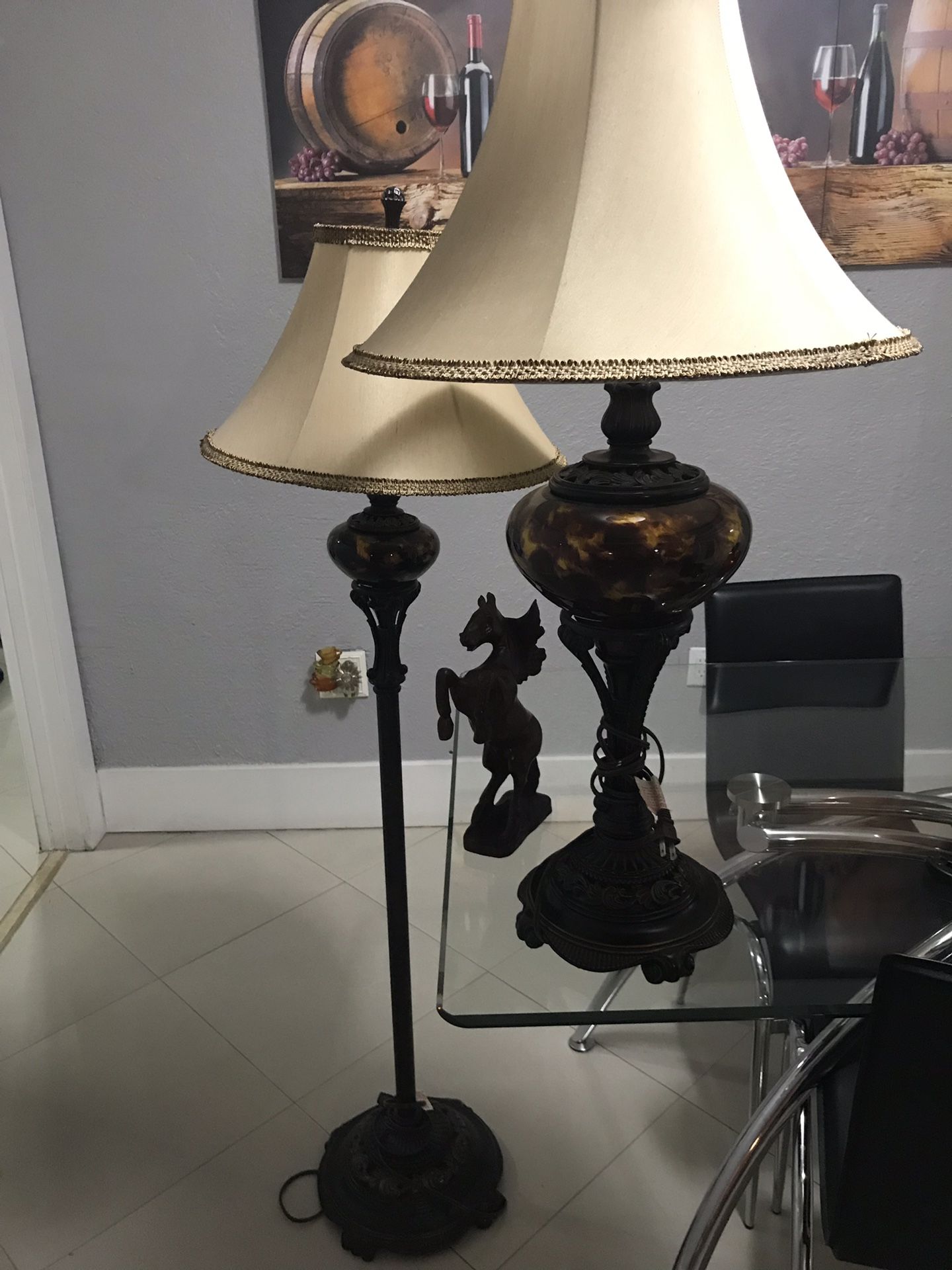 2 lámpara y un adorno un caballo