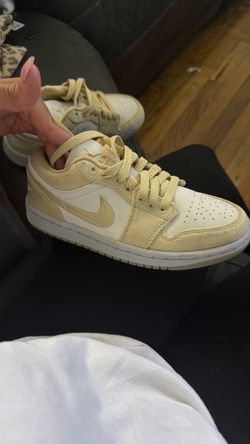 Nike  cream size 5ys