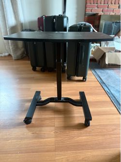 Adjustable computer table