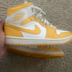 WMNS JORDAN 1 MID 'UNIVERSITY GOLD'