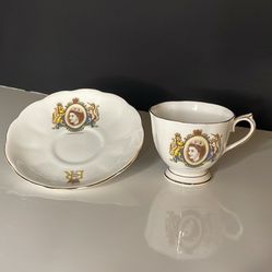 Vintage Royal Albert Bone China England Queen Elizabeth II Coronation 1953 ex cond as is pick up dlv  Tea cup and saucer gold scalloped edged. 