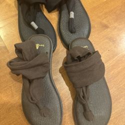 Woman’s Sanuk Sandal Bundle Shipping Available 