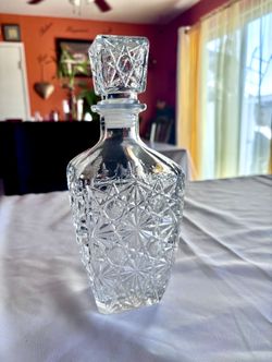 WHISKEY DECANTER & STOPPER .