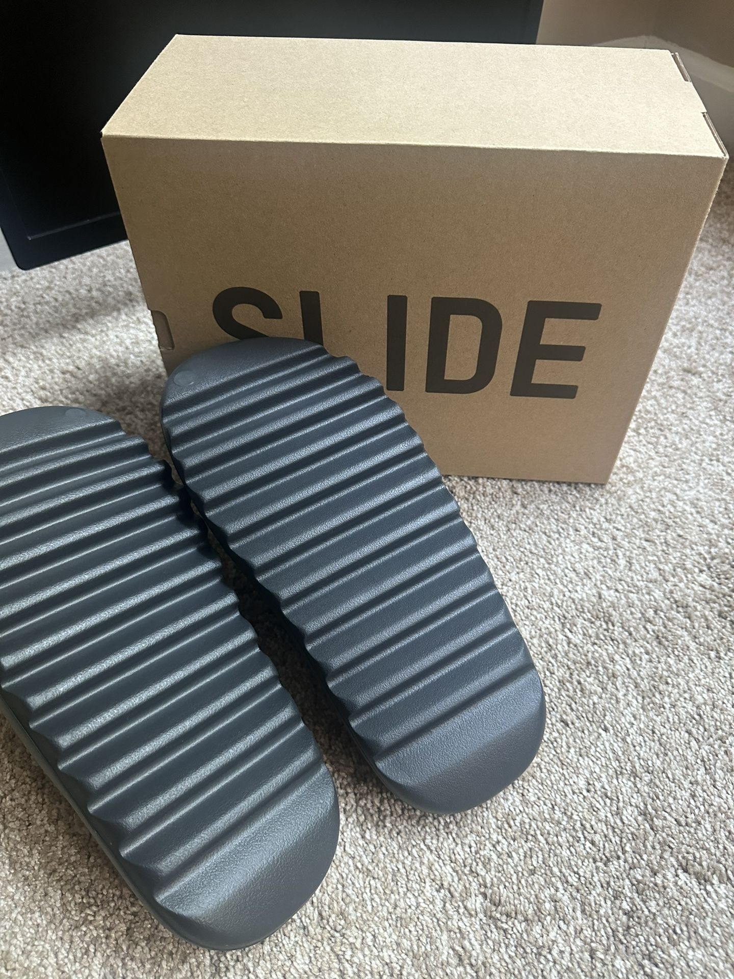 Yeezy Slide Onyx size 10 Yeezy Slides Onyx Size 10 10 (43) New | Mercari main image 2