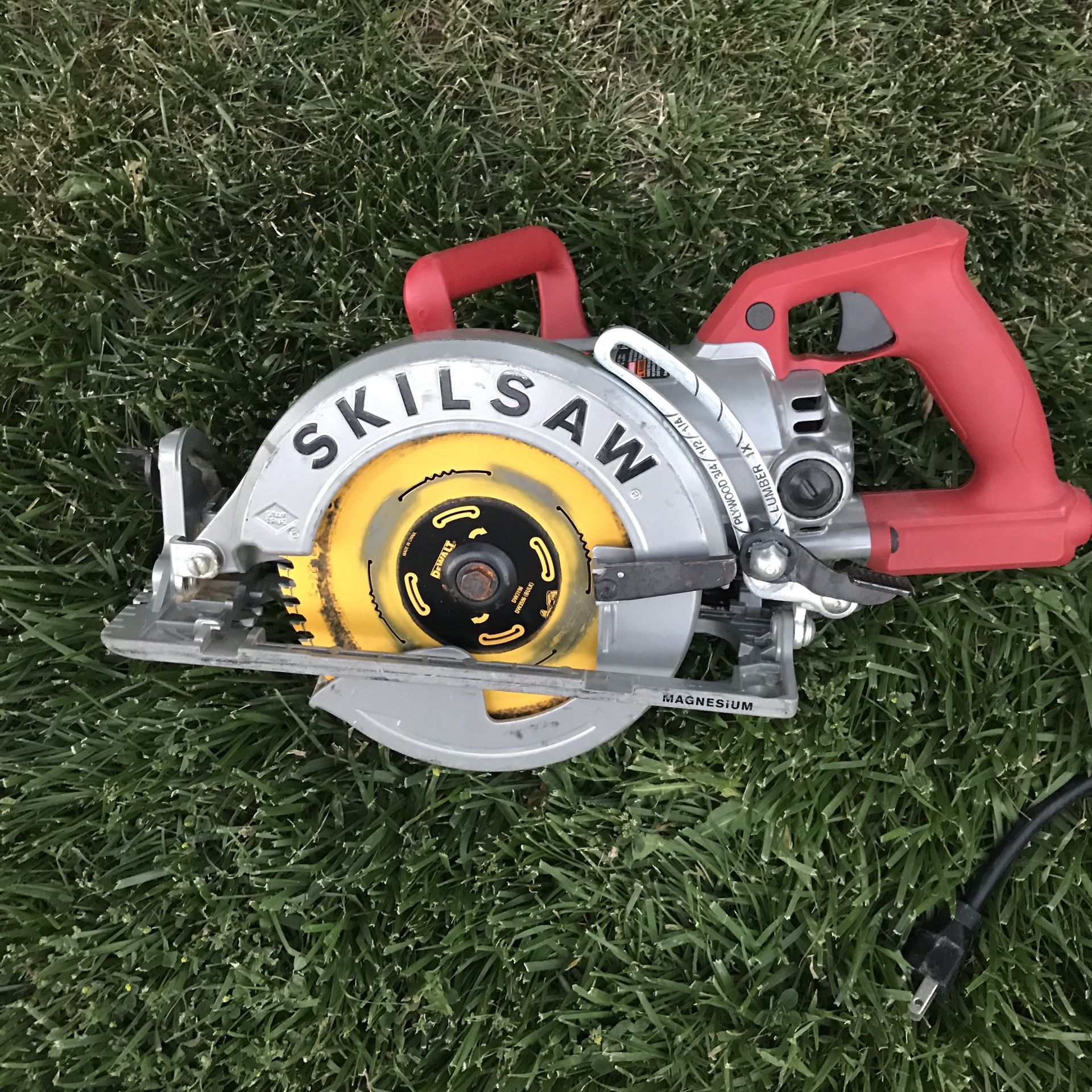 Skilsaw Worm Drive 7 1/4” Circular Saw Mag 77 for Sale in Calimesa, CA