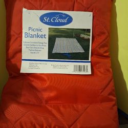 https://offerup.com/redirect/?o=U3QuQ2xvdWQ= Picnic Blanket Size 60"×72"-$25.00