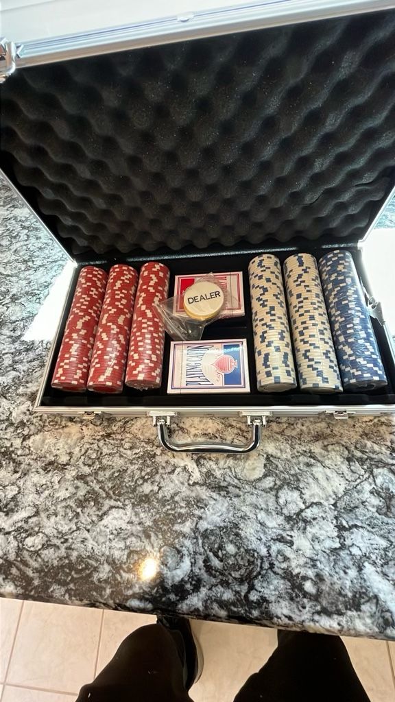 New unopened 300 Chips Poker set With Key Locking Case