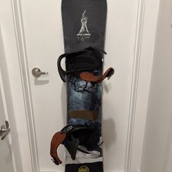 Snowboard, Snowshoe And Bag Set 