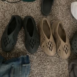 Yeezy Slides Size 11 And 12