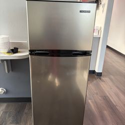 7.5 CuFt Fridge / Freezer 