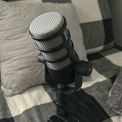 RODE PodMic + DS2 Desktop Studio Stand