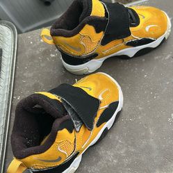 Baby nikes yellow/black 7C