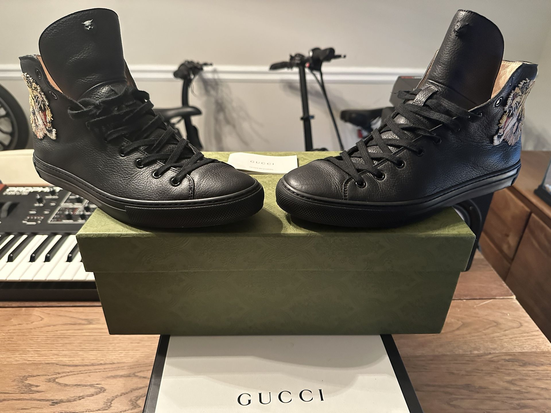GUCCI Black Leather Tiger Patch (like New) 10.5