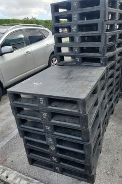 37x32 PLASTIC PALLETS