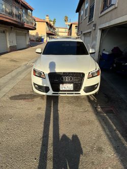 Audi Q5 SUV – White with Roof Rack