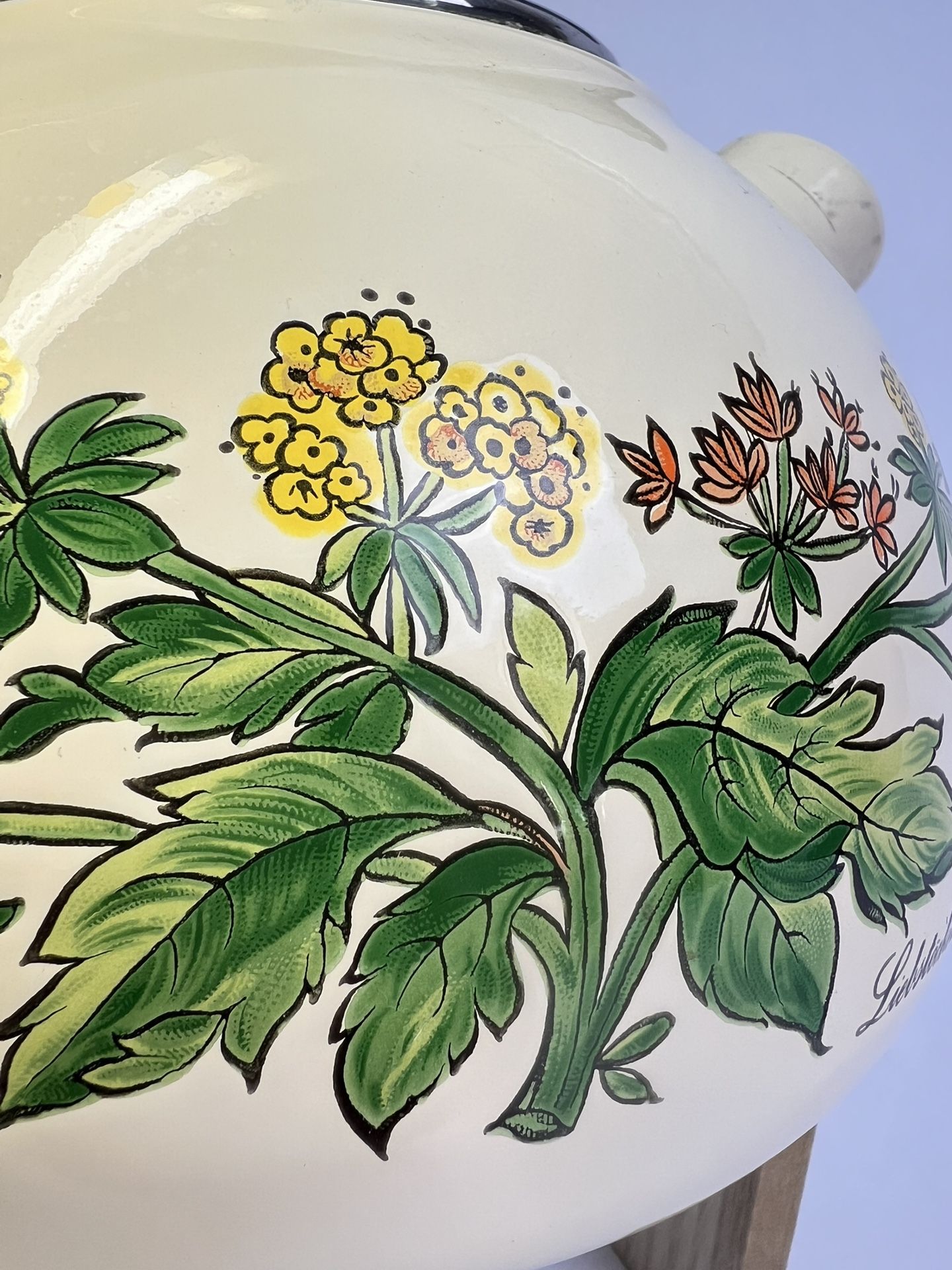 Beautiful floral Tea Kettle Vintage