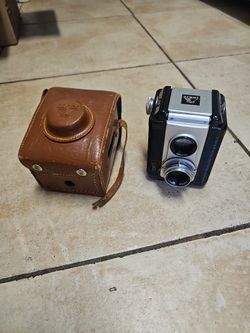 This is an Argus Argoflex Seventy-Five (75) twin-lens reflex (TLR) camera in its original leather case