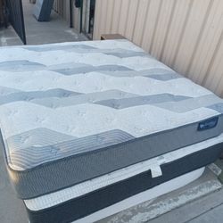 Serta King Mattress And Box Spring 