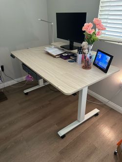 Height adjustable standing desk