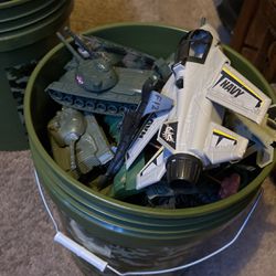 Bucket Lot Of  Green Army Men Toy Soldiers 
