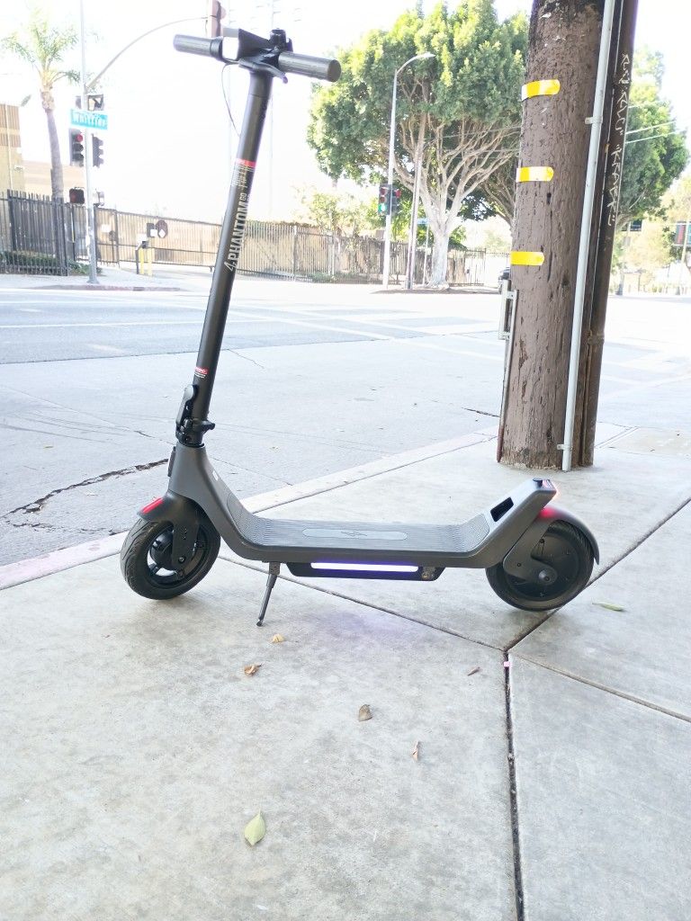 PHANTOM A10 FOLDABLE ELECTRIC SCOOTER 450W 15MPH-28 MILES RANGE
Pick up available.
Comes with charger
Great conditions
Speed 15 mph
Range 28 miles
Sol