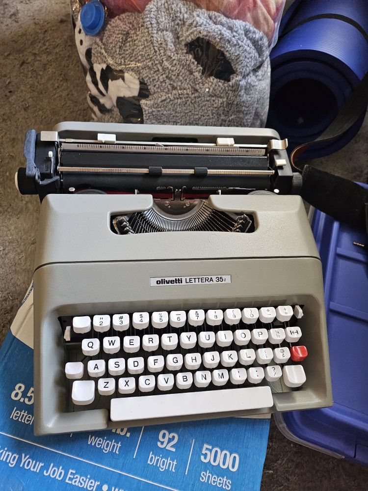 Typewriter - Olivetti Lettera 35i