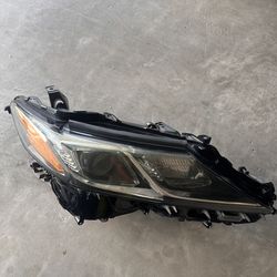 Passenger headlight toyota camry 2018/2024