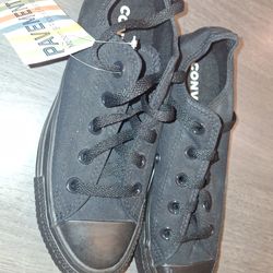 Boy's Size 4 Girls size 5  Converse Chuck Taylor's Triple Black