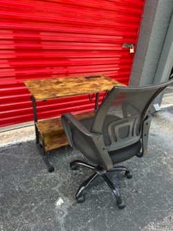 DESK AND CHAIR / IN GREAT CONDITION/ DELIVERY NEGOTIABLE