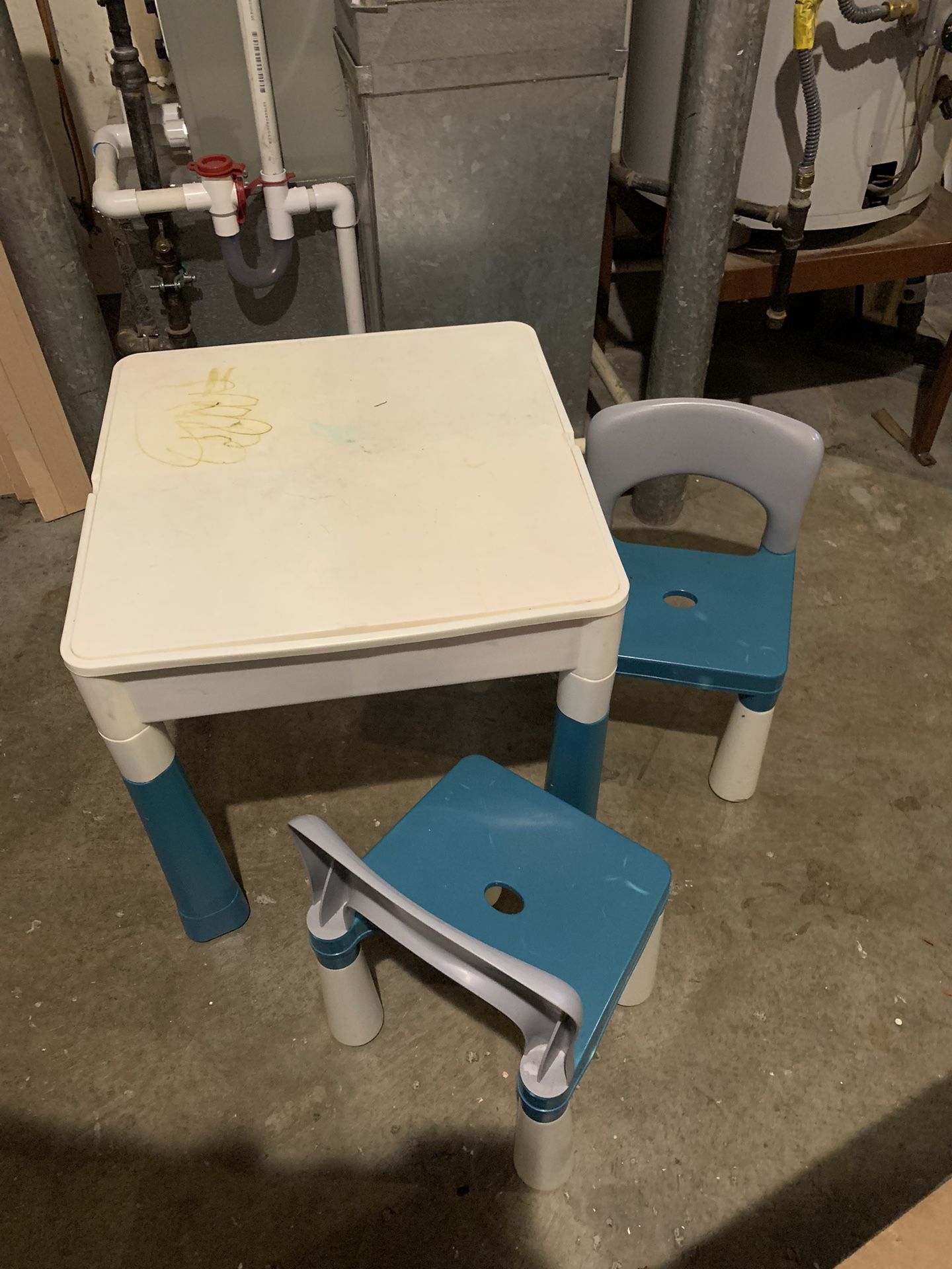Toddler Desk and Chairs 