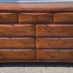 (FREE DELIVERY) Rooms To Go 6 Drawer Dresser 