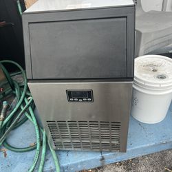 Like New Icemaker Works Perfect