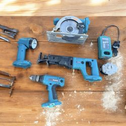 Nice Makita Tool Kit Cordless 18V Drill, Circular Saw, Reciprocating Saw, Flashlight, Charger and Battery, Case.  All works great! 