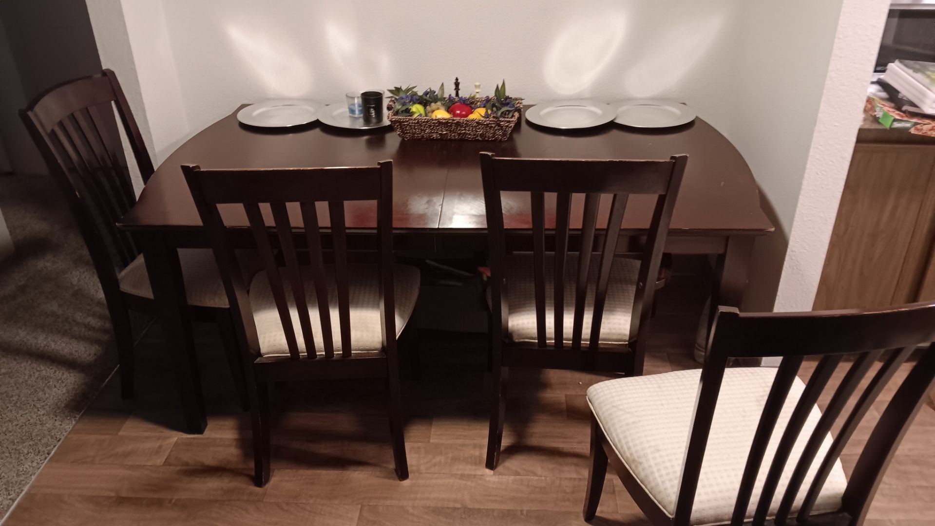 Beautiful Dark Wood Expandable Table And 8 Chairs
