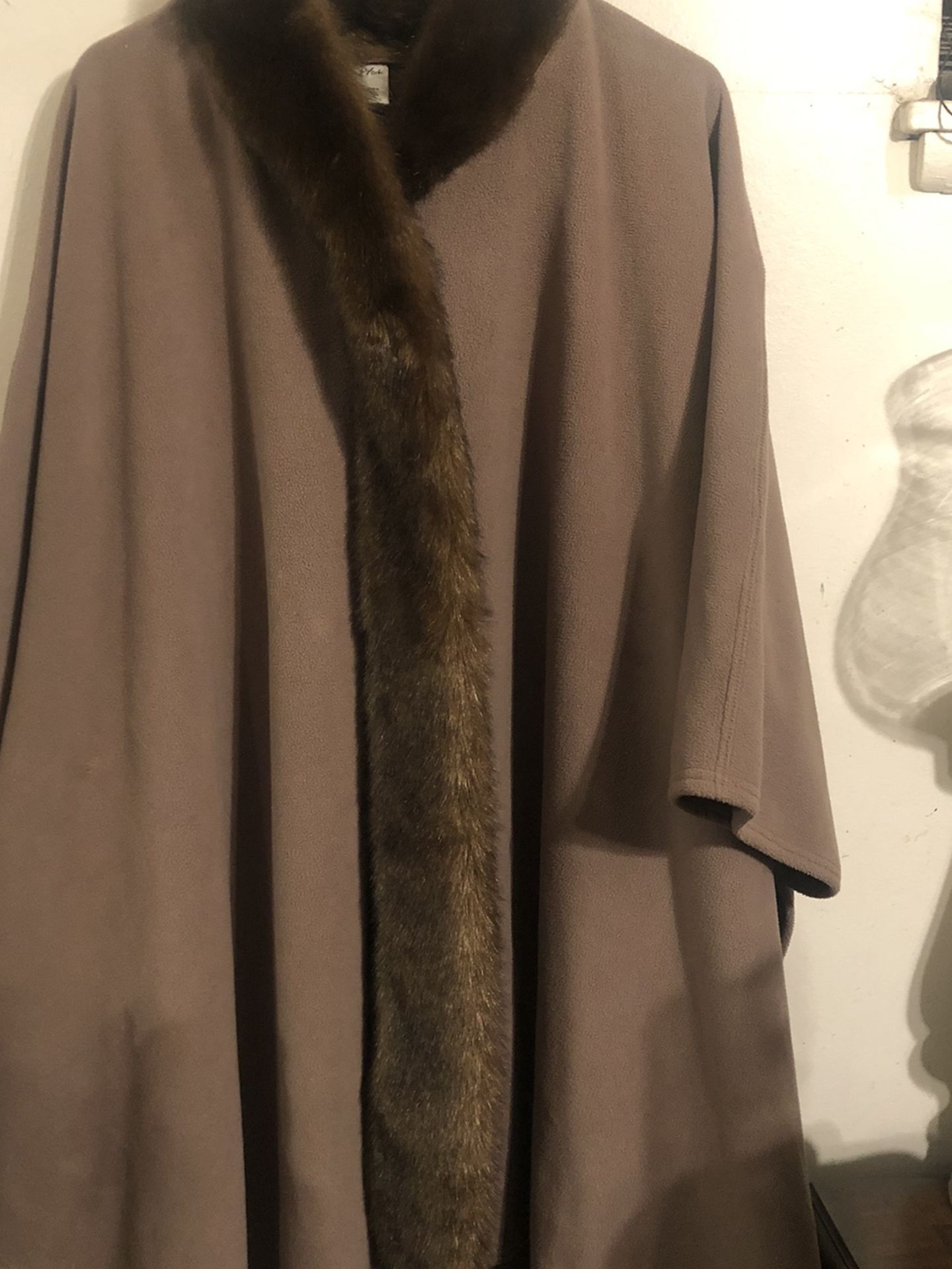 Preston And York XL Women Faux Fleece Fur Cape