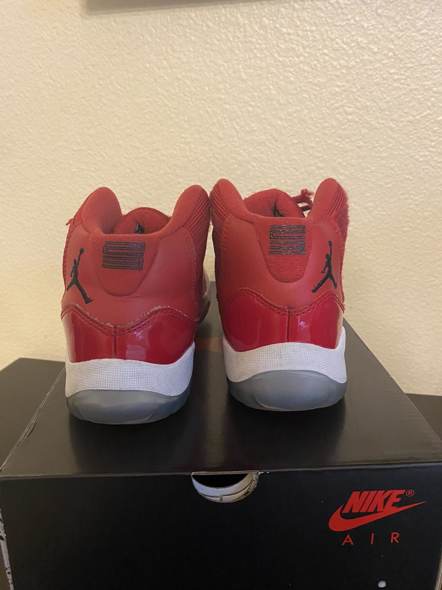 Jordan Retro 11 Win Like 96 Boys Size 3