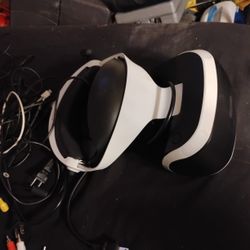 Vertual Reality Kit The Goggles Also The Gun And The teo Arm Sticks To Go With It 