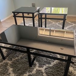3 glass coffee tables, like new.   🍀🌹🍀🌹