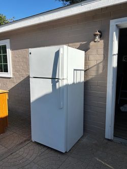 GE Refrigerator/ Freezer