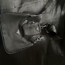 Authentic Prada Re-Edition 2005 Re-Nylon shoulder bag