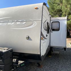 2015 24 Ft EVO Forest River Slide Out. 