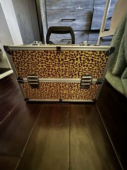 MUA MAKEUP ORGANIZER CASE WITH STRAP HUGEEE