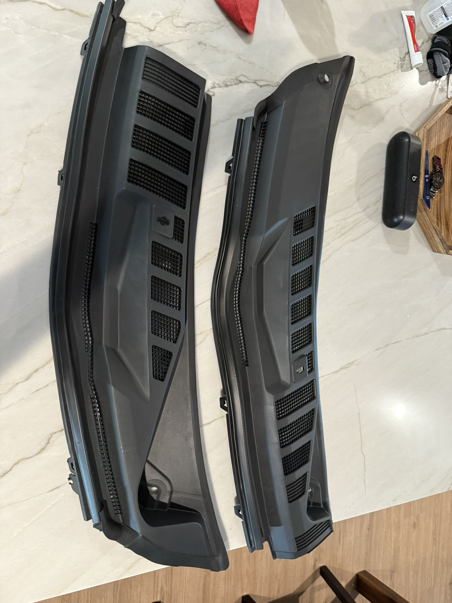 17-22 F250/350/450/550 Windshield wiper cover panel 