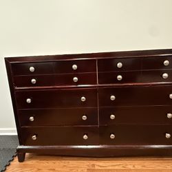 Dresser 
