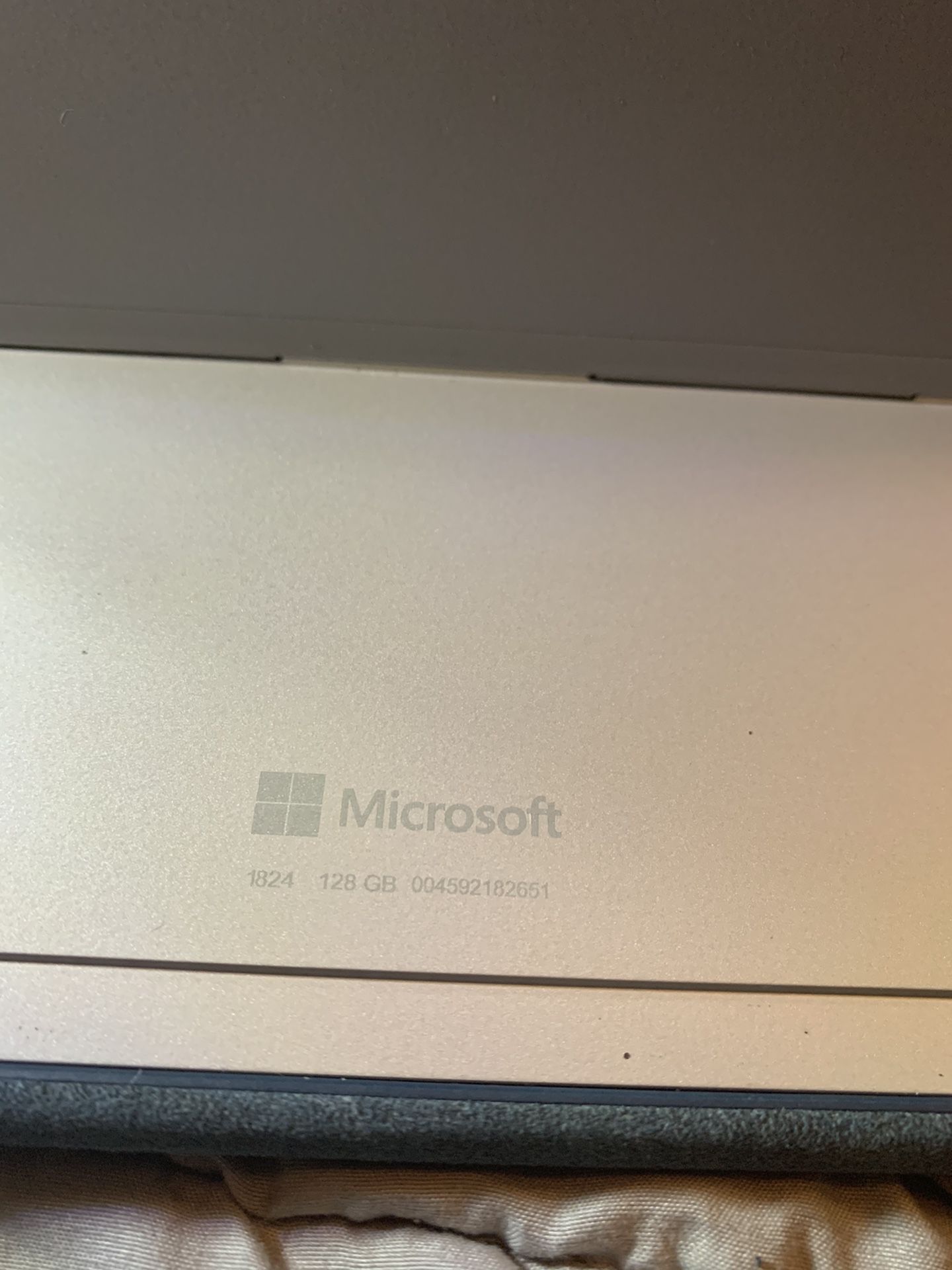 Microsoft Surface Go Model 1824 intel Pentium Gold 4415Y Processor 10" 1800 x 1200 IGZO LCD Display w/ Metal Mesh Touchscreen 4GB LPDDR3-1866 SDRAM,